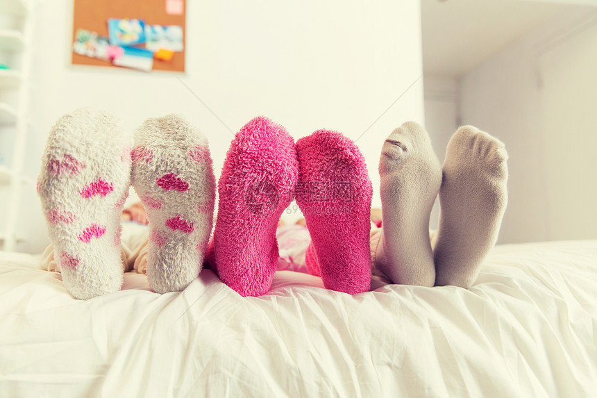 友谊,人们睡衣的家里把女人的脚放袜子里把女人的脚关家里床上的袜子里图片