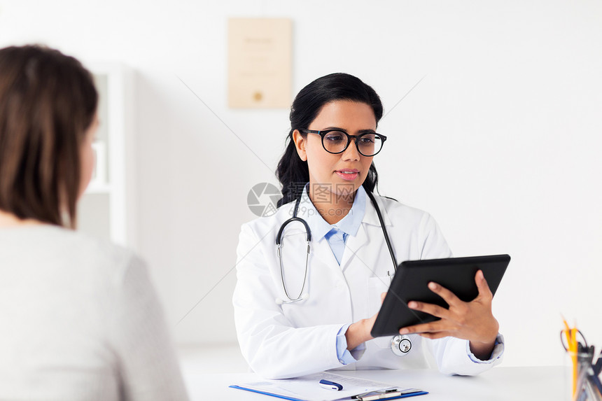 医学,医疗,技术人的医生与平板电脑妇女病人会议医院医生与平板电脑妇女医院图片