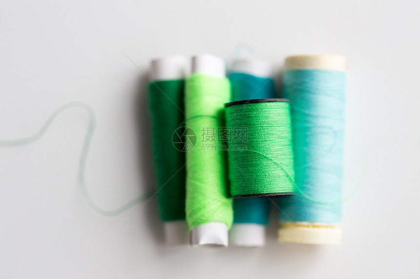 缝纫,工艺,缝纫裁剪绿色蓝色线轴桌子上桌子上的绿色蓝色线轴图片