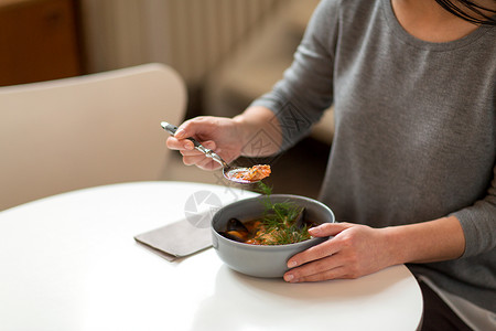 食物,新北欧美食人们的女人咖啡馆餐馆吃鱼汤咖啡馆餐馆吃鱼汤的女人背景图片