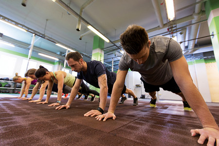 健身,运动,锻炼,训练健康的生活方式群人健身房直臂木板群人健身房锻炼图片
