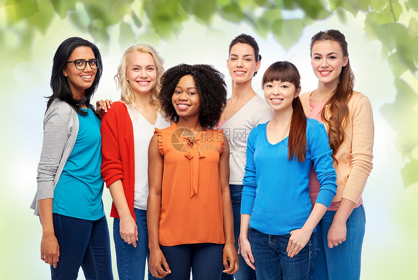 多样种族族裔人的绿色自然背景下微笑的同妇女的国际群体群快乐微笑的女图片