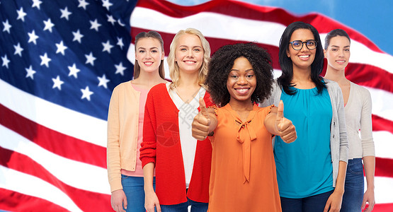 美国人微笑多样人的国际集的快乐微笑,同的美国背景下竖大拇指国际美国妇女竖大拇指背景