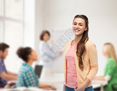 教育,高中人的快乐微笑的轻学生妇女的课堂背景开衫的快乐微笑的轻女人背景图片