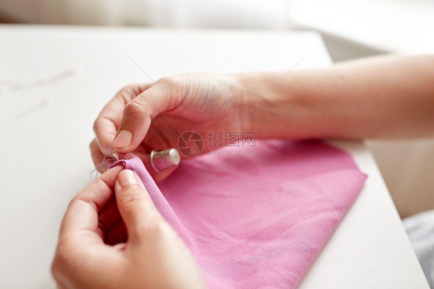 人,针线,缝纫裁剪裁缝妇女与线针线缝合物件女人用针缝布片图片