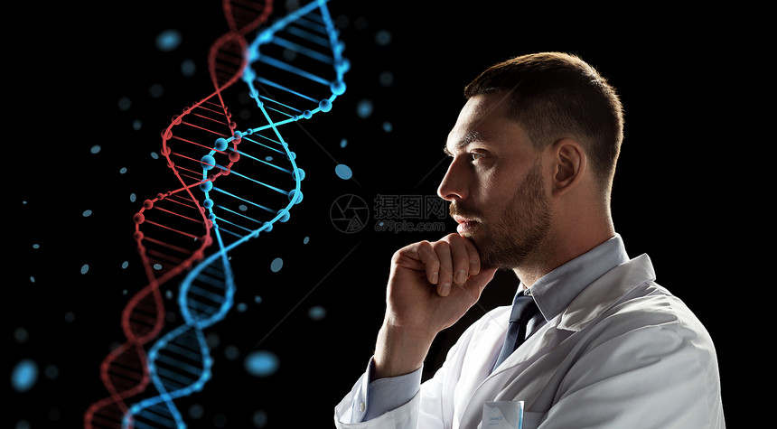 遗传学,科学人的男医生科学家穿着白色外套,看着DNA分子黑色背景上的虚拟投影医生科学家看DNA分子图片