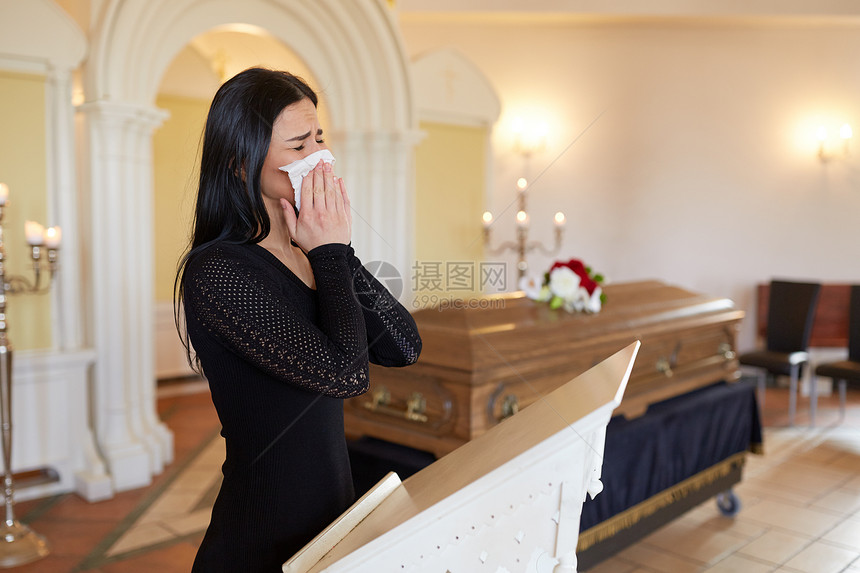 埋葬,人,悲伤哀悼的教堂的葬礼上,悲伤的女人棺材附近用餐巾哭泣教堂的葬礼上,棺材附近哭泣的女人图片