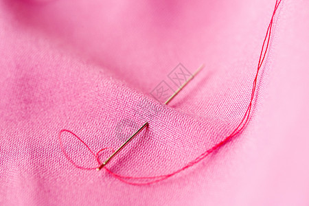 缝纫裁剪缝纫针与线卡粉红色物缝纫针与线粘粉红色物上背景图片