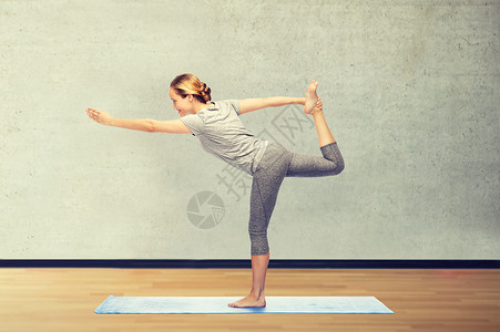 瑜伽大师健身,运动,人健康的生活方式女人瑜伽舞蹈的主人垫子上的健身房背景女人垫子上瑜伽的舞蹈大师背景