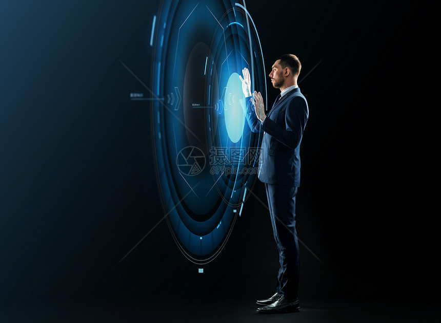 商业,人技术商人穿着西装与虚拟投影黑色背景下工作黑色上虚拟投影的商人图片