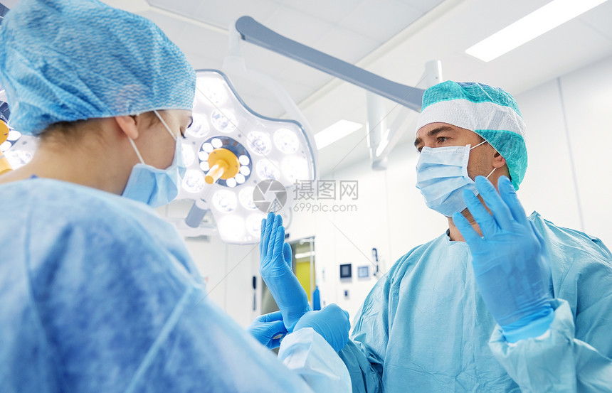 外科,医学人的护士协助外科医生帮助手套手术室医院医院手术室的外科医生医院手术室的外科医生图片