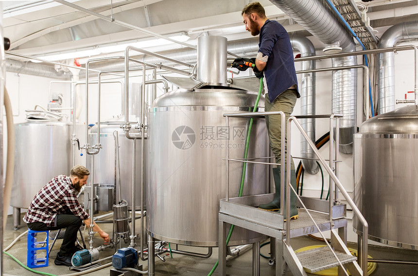 酒精生产,商业人的男人工艺啤酒酿造水壶工作工艺啤酒厂水壶工作的人工艺啤酒厂水壶工作的人图片