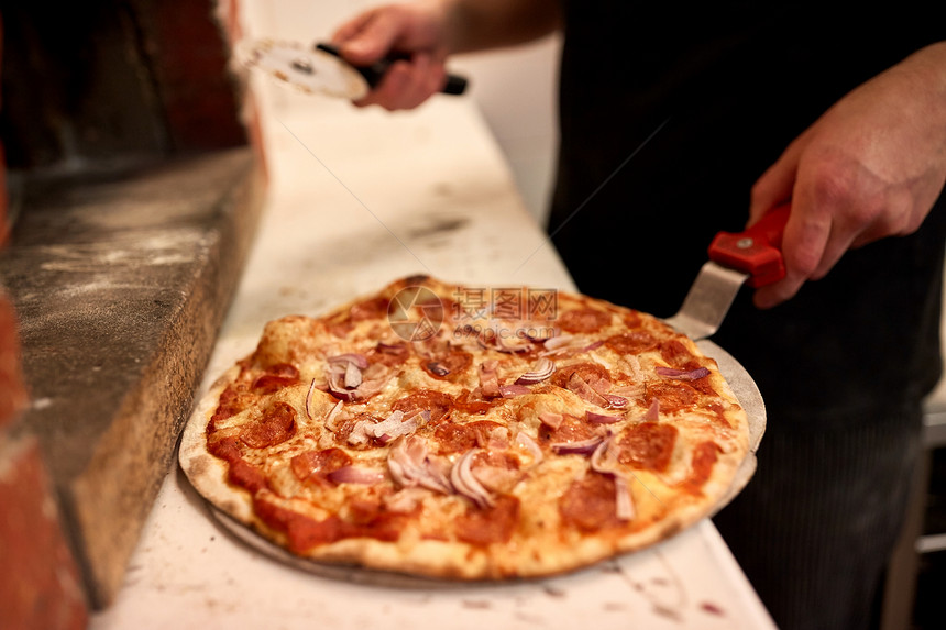 食物,意大利菜,人烹饪比萨饼店用比萨饼皮切割机烹饪披萨店用披萨皮切割机饭披萨店用披萨皮切割机饭图片