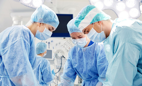 医院手术室中手术的外科医生图片