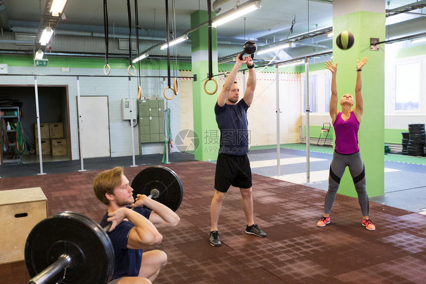 健身,运动锻炼的群人健身房用同的设备训练群人健身房锻炼群人健身房锻炼图片