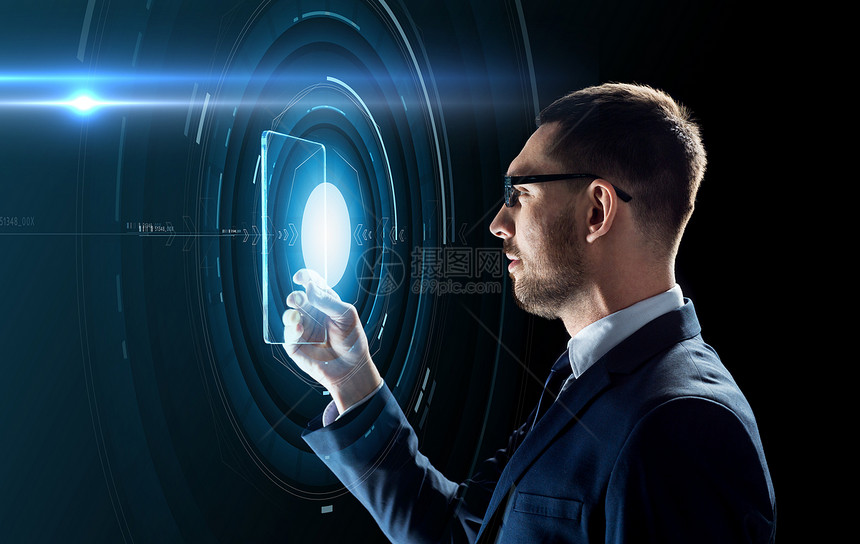 商业,增强现实未来的技术商人眼镜与透明平板电脑全息图黑色背景下工作商人与透明平板电脑合作商人与透明平板电脑图片