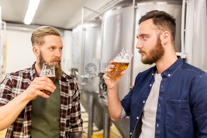 酒精生产,制造,商业人的男子饮用测试工艺啤酒啤酒厂男人啤酒厂喝测试工艺啤酒男人啤酒厂喝测试工艺啤酒图片
