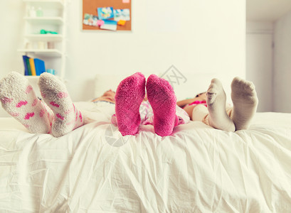 友谊,人们睡衣的家里把女人的脚放袜子里把女人的脚关家里床上的袜子里把女人的脚关家里床上的袜子里图片