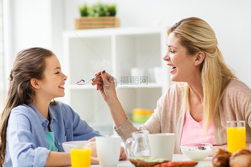 健康饮食,家庭人的快乐的母亲女儿家里的厨房吃早餐幸福的家庭家里的厨房吃早餐幸福的家庭家里的厨房吃早餐图片