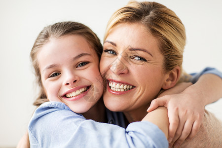 人家庭的快乐的微笑女孩与母亲拥抱幸福微笑的家人拥抱幸福微笑的家人拥抱背景图片