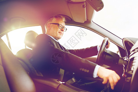 交通,商务旅行人的快乐的高级商人驾驶汽车快乐的高级商人开着车快乐的高级商人开着车背景图片