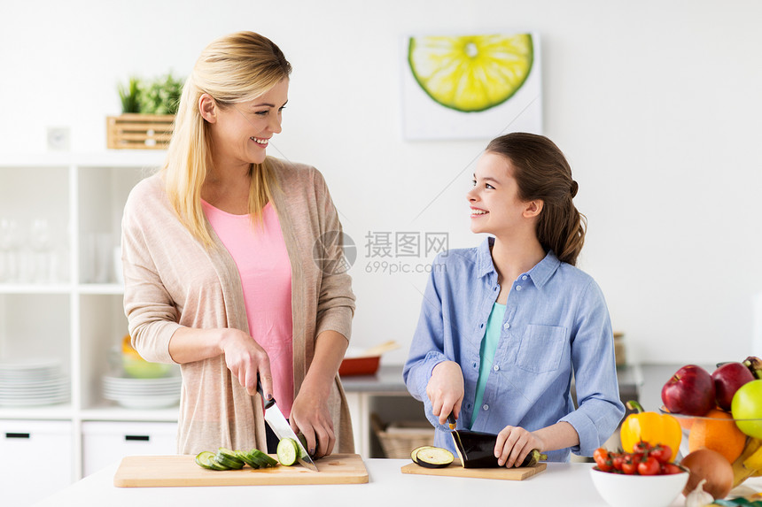 烹饪食物,健康饮食,家庭人的快乐的母亲女儿家里厨房切菜快乐的家庭烹饪晚餐家厨房快乐的家庭烹饪晚餐家厨房图片