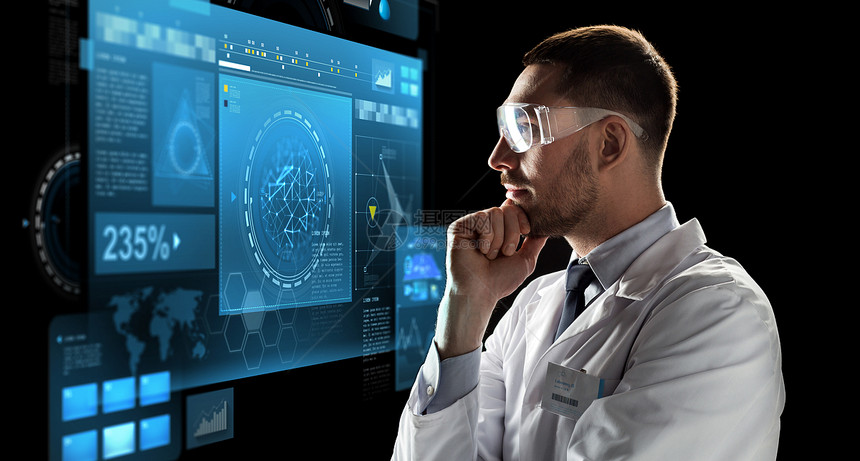 技术,科学人的男医生科学家穿着白色外套安全眼镜,黑色背景下看虚拟屏幕护目镜科学家看虚拟屏幕护目镜科学家看图片