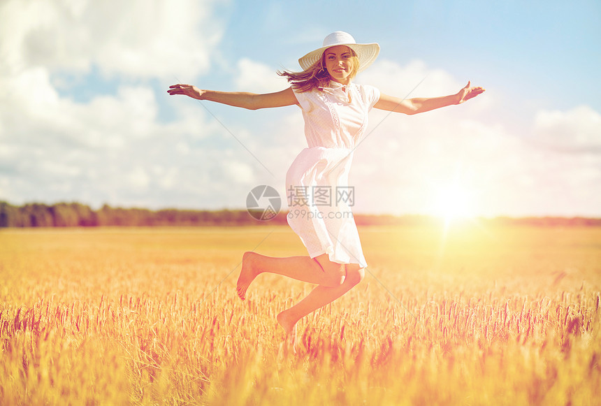 幸福,自然,夏天,假期人们的快乐微笑的轻妇女十几岁的女孩戴着草帽白色连衣裙跳谷物地里快乐的轻女人跳上麦片粥图片