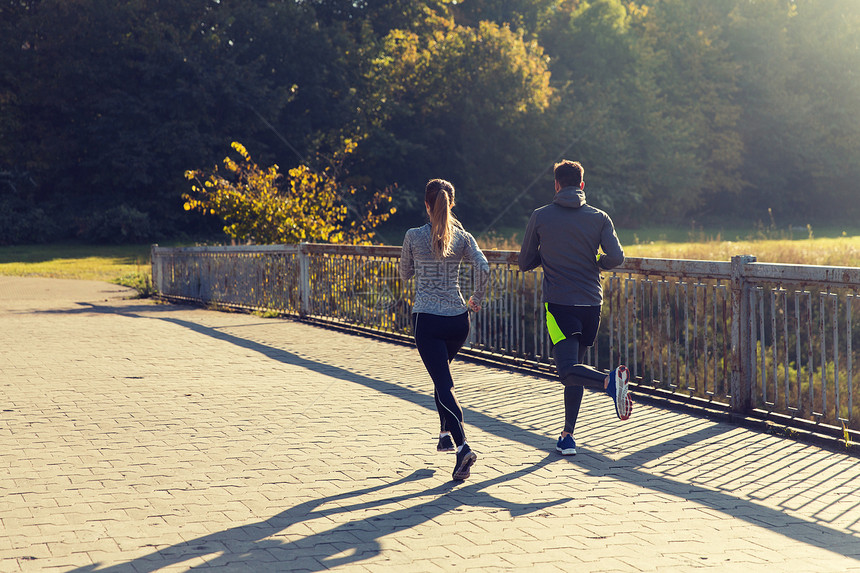 健身,运动,人慢跑的夫妇户外跑步夫妇户外跑步慢跑图片