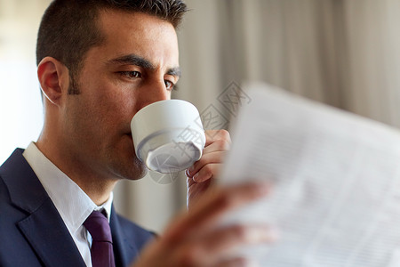 商业,人民大众媒体的商人阅读报纸喝咖啡商人读报纸喝咖啡图片