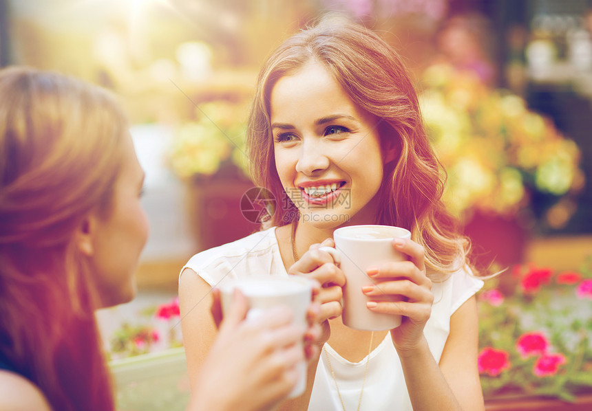 沟通友谊的微笑的轻女咖啡馆喝咖啡咖啡馆里着咖啡杯微笑的轻女人图片