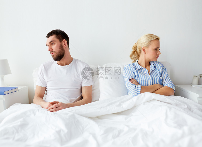 人,关系困难家庭观念幸的夫妇家里的床上发生冲突幸的夫妇家里的床上发生冲突图片