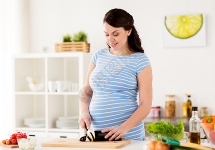 健康饮食,怀孕人的孕妇烹饪切菜家厨房孕妇家煮蔬菜图片