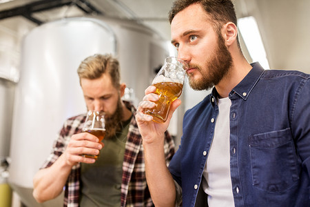 酒精生产,商业人的男子饮用测试工艺啤酒啤酒厂男人啤酒厂喝测试工艺啤酒图片