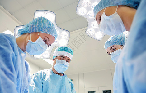 医院手术室手术的外科医生在做手术图片