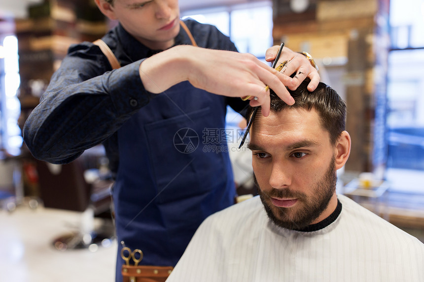 美容,美发人的男人理发师与梳子剪刀剪头发理发店理发师理发师理发店理发图片