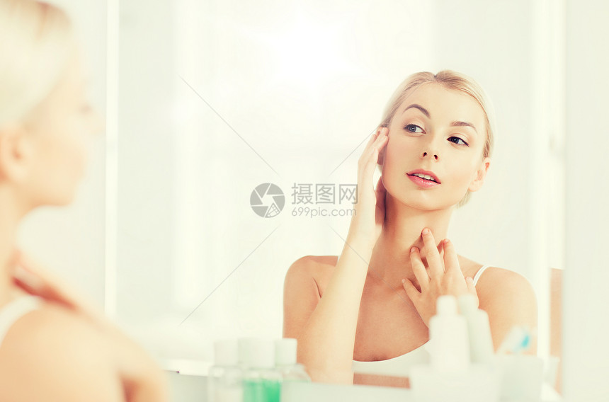 美丽,卫生,早晨人的轻的女人家里的浴室看镜子快乐的轻女人浴室看镜子图片