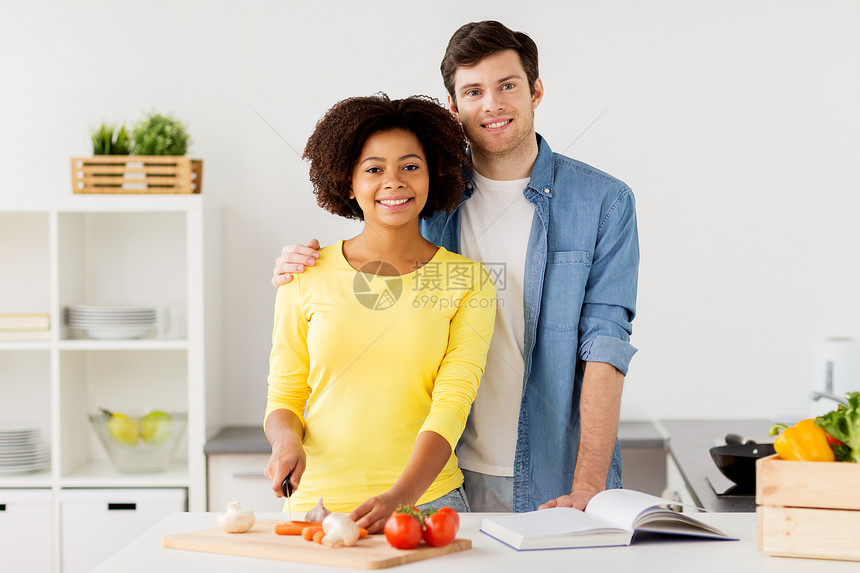 人,国际健康的饮食理念幸福的夫妇烹饪食物切蔬菜家里厨房幸福的夫妇家里厨房饭图片