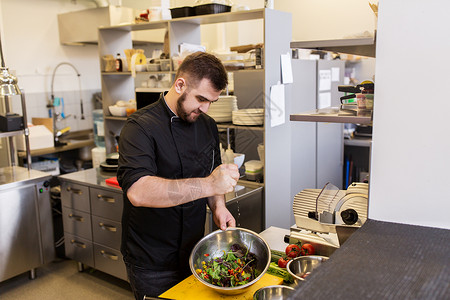 烹饪食物,职业人的男厨师餐厅厨房沙拉厨师餐厅厨房食物图片