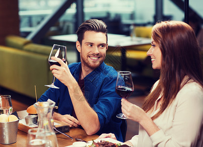 休闲,饮食,食物饮料,人假日的微笑的夫妇餐厅吃饭喝红酒夫妇餐厅用餐喝酒图片
