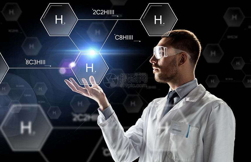 科学,未来技术化学男医生科学家穿白色实验室外套安全眼镜,虚拟化学公式投影黑色背景实验室护目镜化学配方的科学家图片