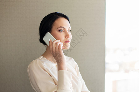 商业,人技术女商人呼吁智能手机女商人打电话给智能手机图片