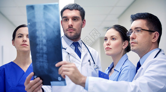 放射学,保健,人,外科医学的医生看X射线扫描图像医生看X射线扫描图像图片