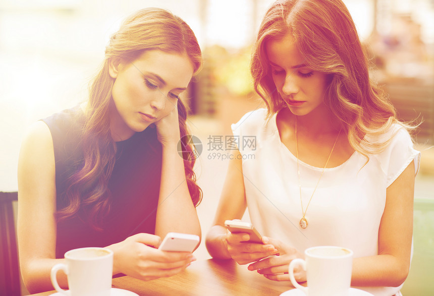 技术,网络成瘾,生活方式,友谊人的轻的妇女十几岁的女孩户外咖啡馆用智能手机咖啡杯户外咖啡馆里智能手机咖图片