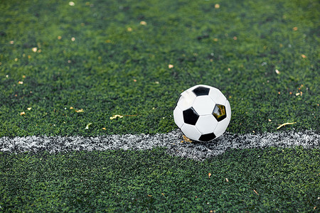 足球场上的运动足球球赛足球场标线上的足球图片