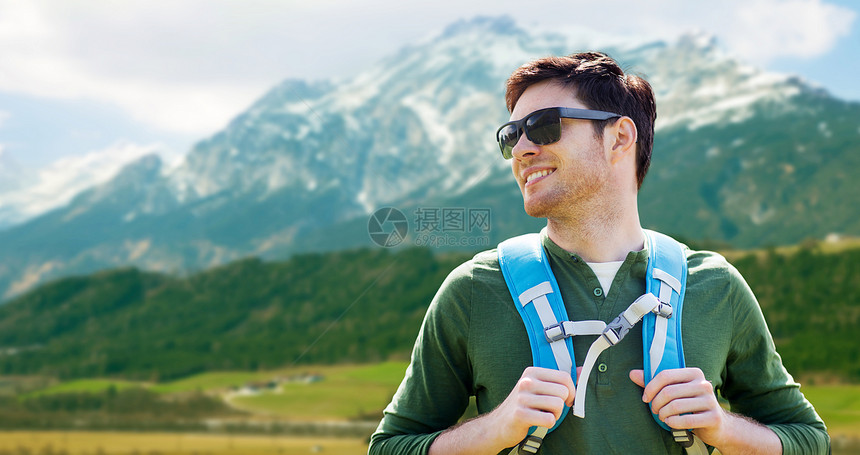 旅行,旅游人的快乐的轻人戴着太阳镜,背包旅行阿尔卑斯山的背景快乐的人背包旅行高地图片