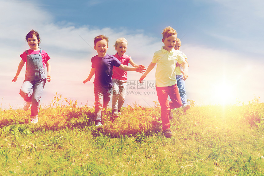 夏天,童,休闲人的群快乐的孩子玩标签游戏,户外绿色的田野上跑步群快乐的孩子户外跑步图片
