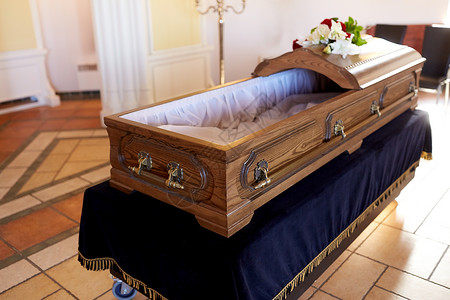 葬礼哀悼教堂里的木制棺材教堂葬礼上的棺材背景图片