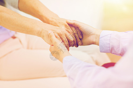 人,龄,家庭,照顾支持的密切的老轻妇女牵手老轻妇女的手背景图片