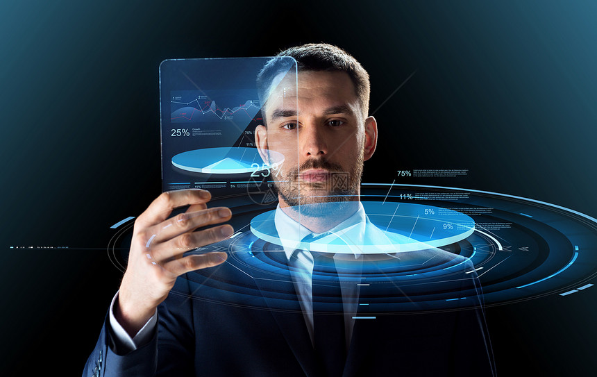 商业,增强现实未来的技术商人适合与透明平板电脑PC计算机虚拟图表投影黑色背景拥平板电脑虚拟图表的商人图片